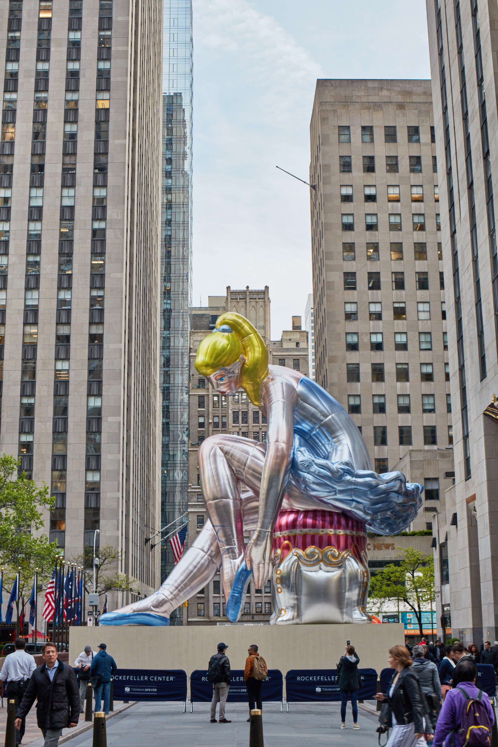 Kiehl's Art Production Fund Jeff Koons Ballerina Rockefeller Center