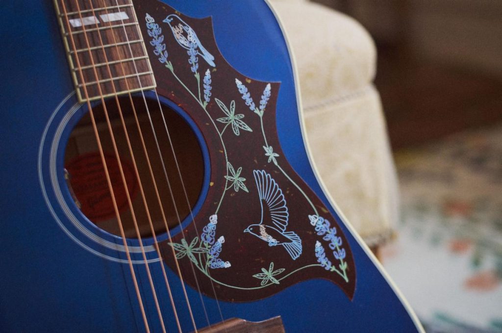 Miranda Lambert Unveils Bluebird Gibson Guitar | LATF USA NEWS