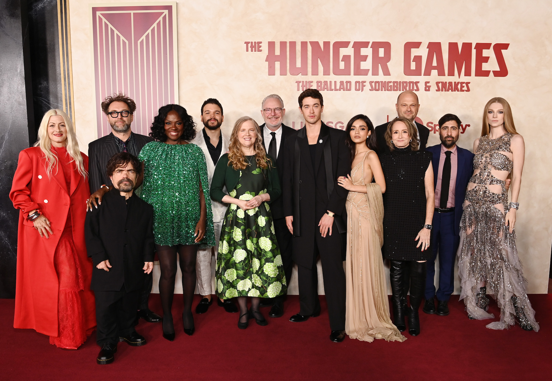 De Hunter Schafer a Olivia Rodrigo: los mejores looks de las red carpet de  la nueva película de Los Juegos del Hambre – GENTE Online