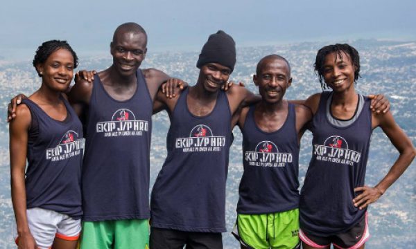 20131018120637JP_Haitian_Relief_Organization_runners