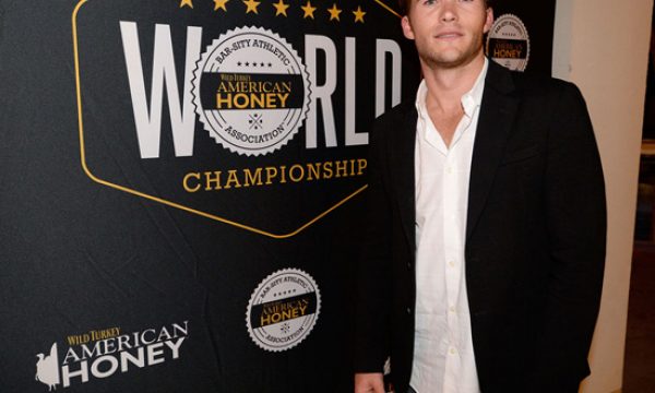 20131112104309Scott_Eastwood_American_Honey_Bouron_Liqueur