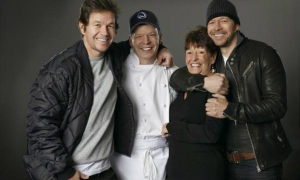 20141115095103Wahlburgers