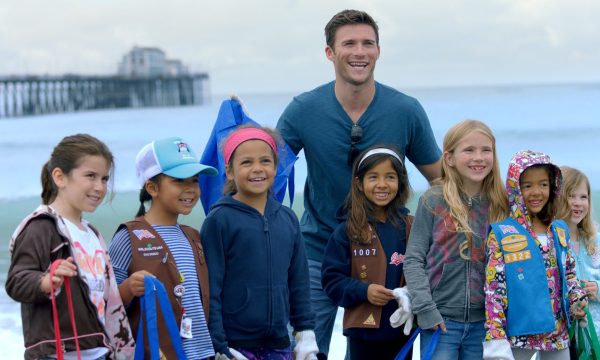 scott-eastwood-and-volunteer-kids-11-hr